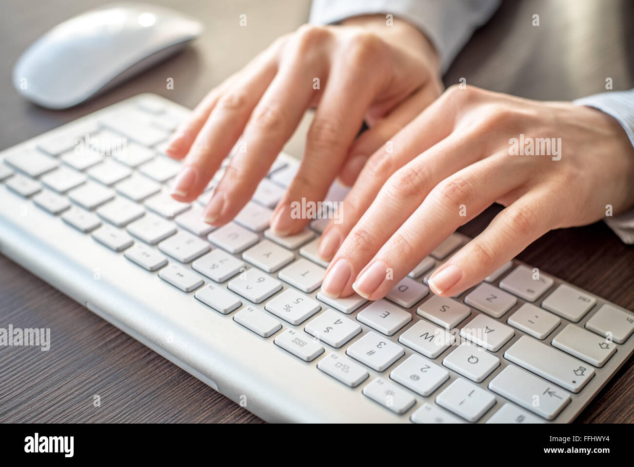 Mani femminili digitando sulla tastiera. Foto Stock