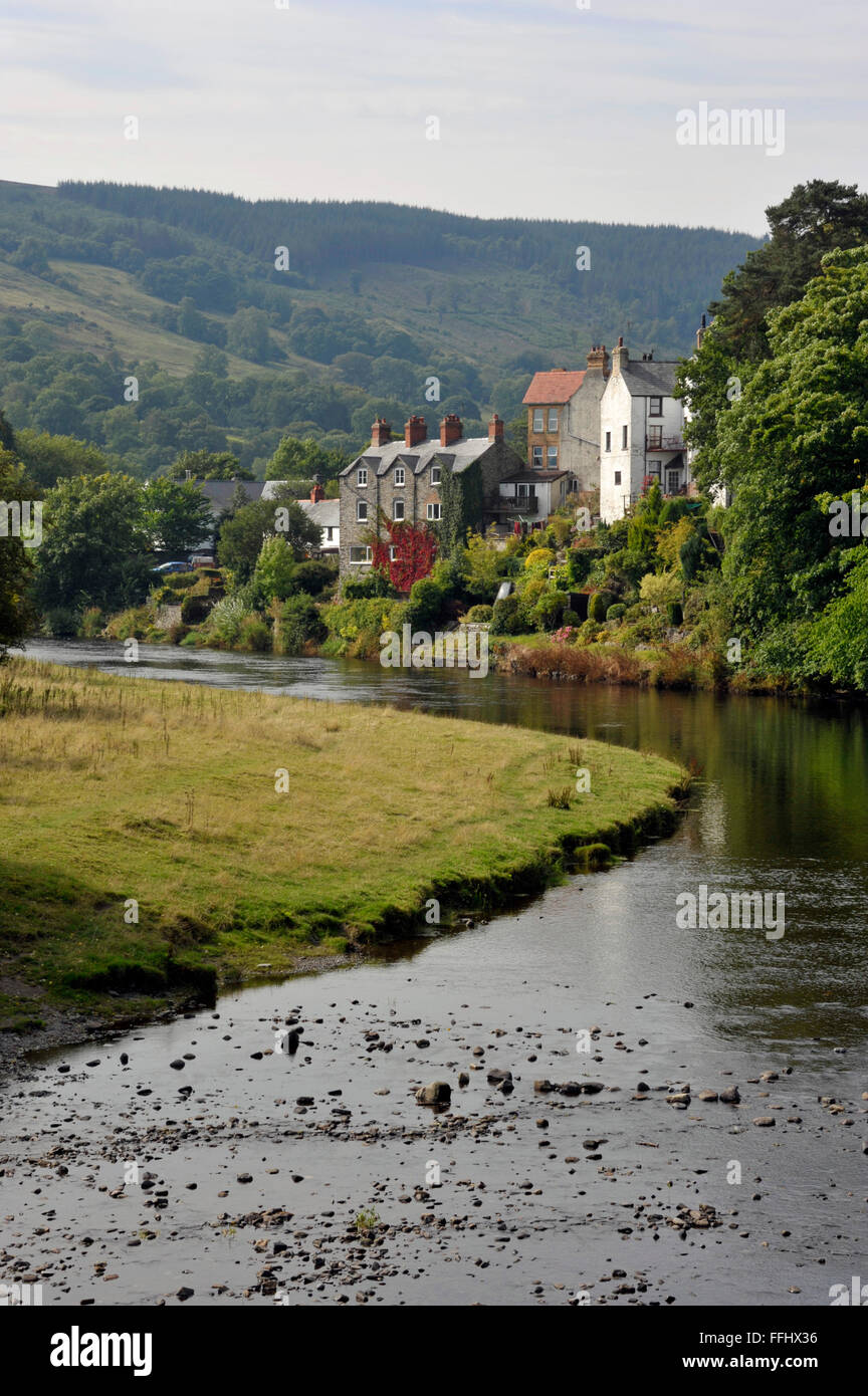 Il fiume Dee e il villaggio di Carrog, Denbighshire, Wales, Regno Unito. Foto Stock