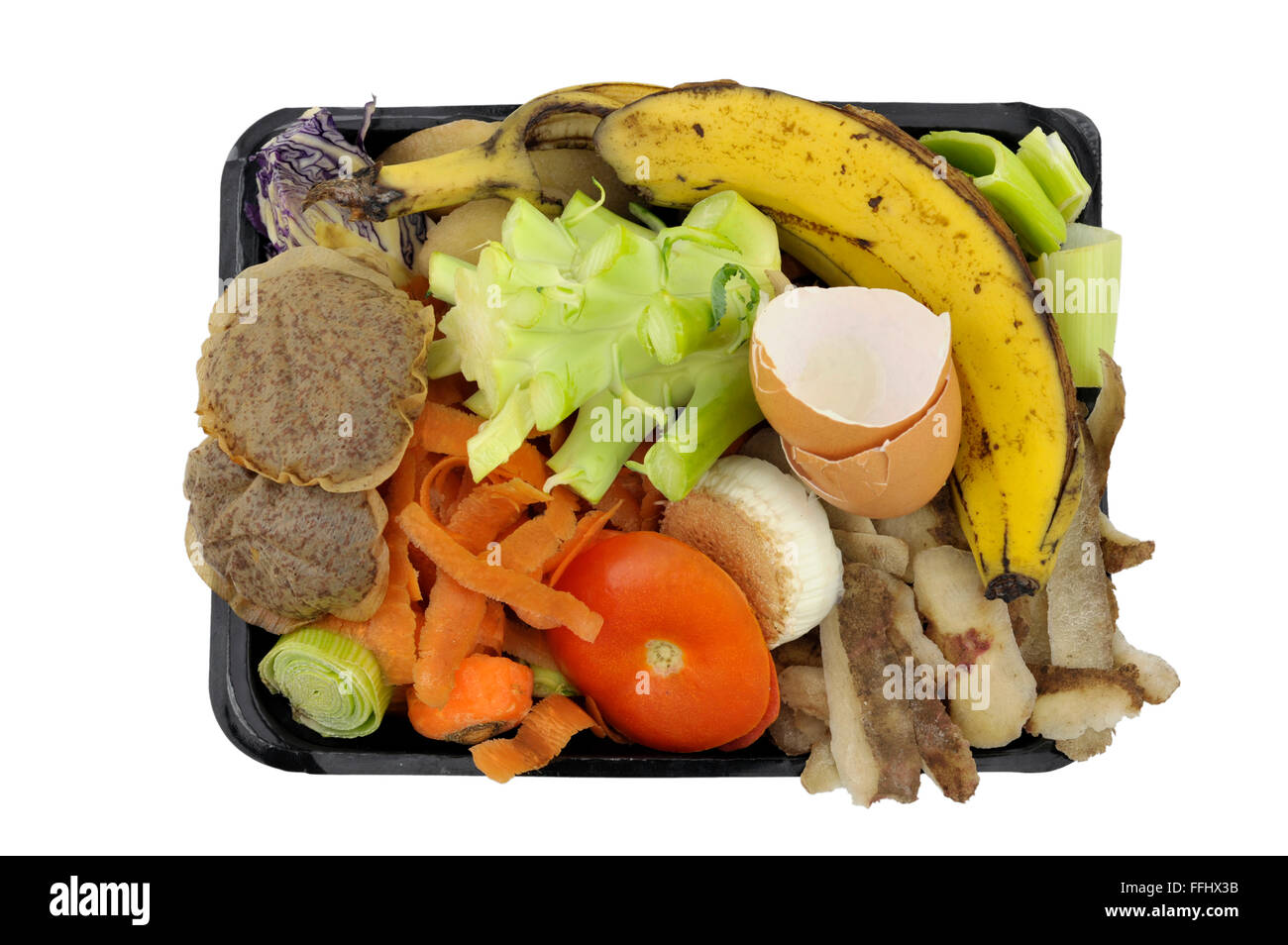 Vegetali, frutta cucina domestici rifiuti alimentari, raccolti in ri-imballaggi usati per compostaggio domestico o aggiunta di wormery. Foto Stock