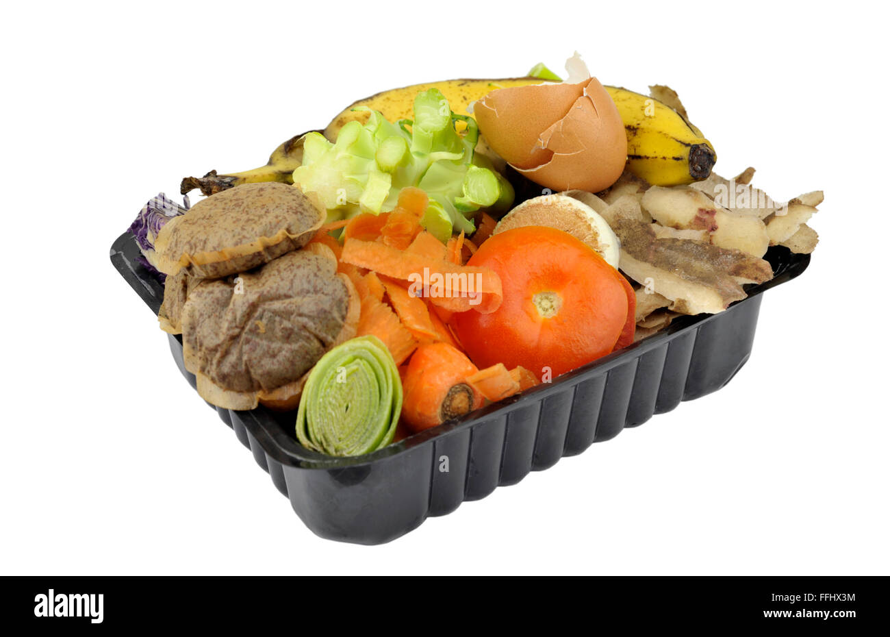 Vegetali, frutta cucina domestici rifiuti alimentari, raccolti in ri-imballaggi usati per compostaggio domestico o aggiunta di worm bin. Foto Stock