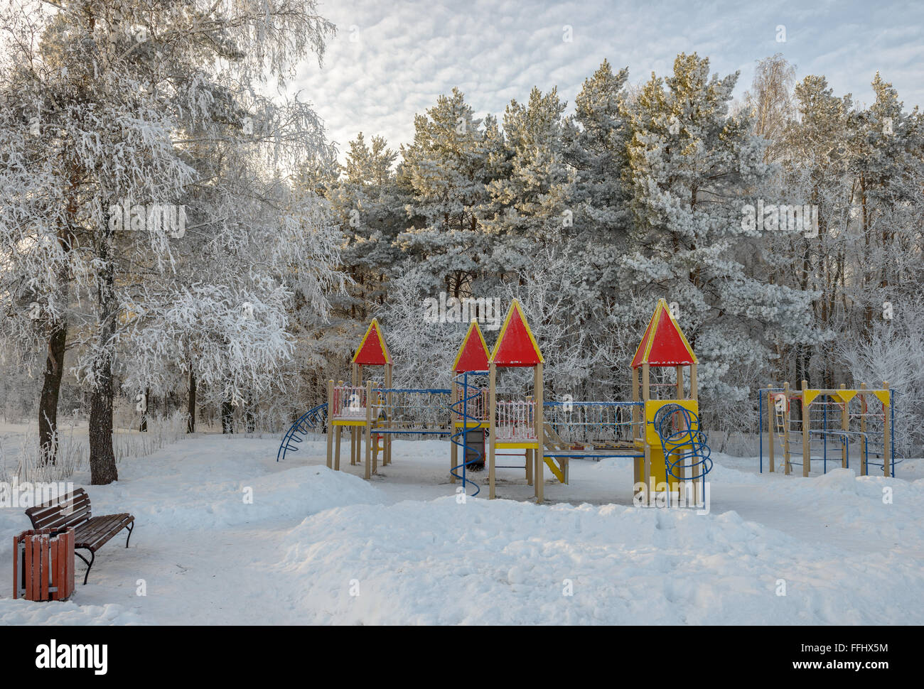 Parco giochi per bambini nel parco invernale Foto Stock