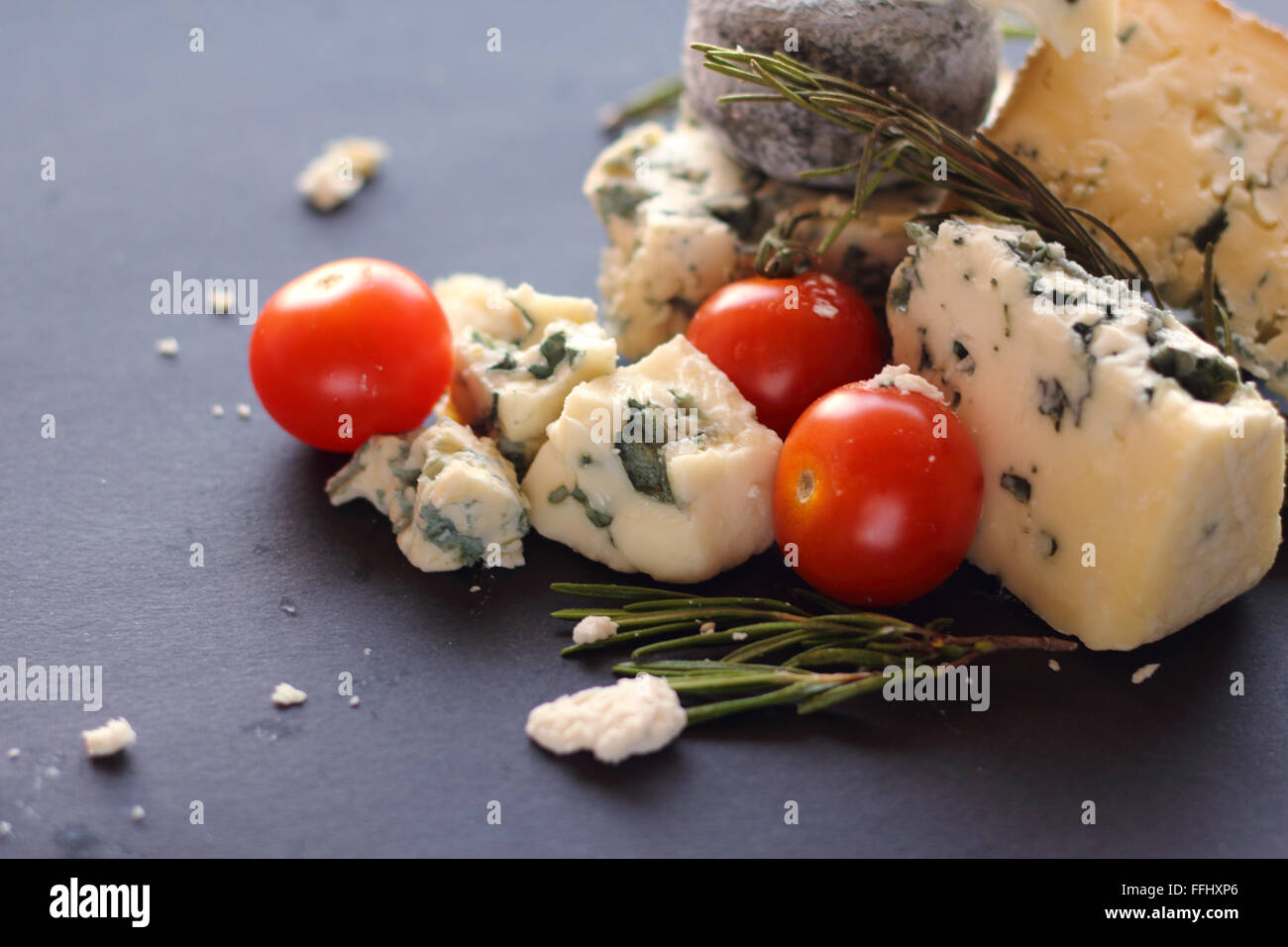 Il Roquefort e composizione su sfondo scuro Foto Stock