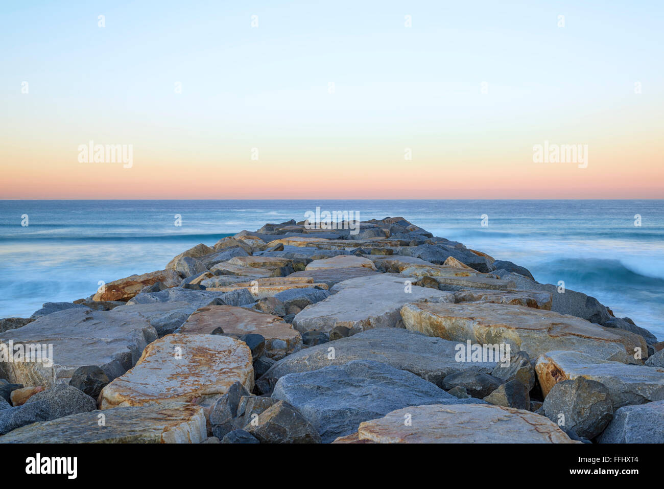 Rock molo al Ponto spiaggia. Carlsbad, California, Stati Uniti d'America. Foto Stock