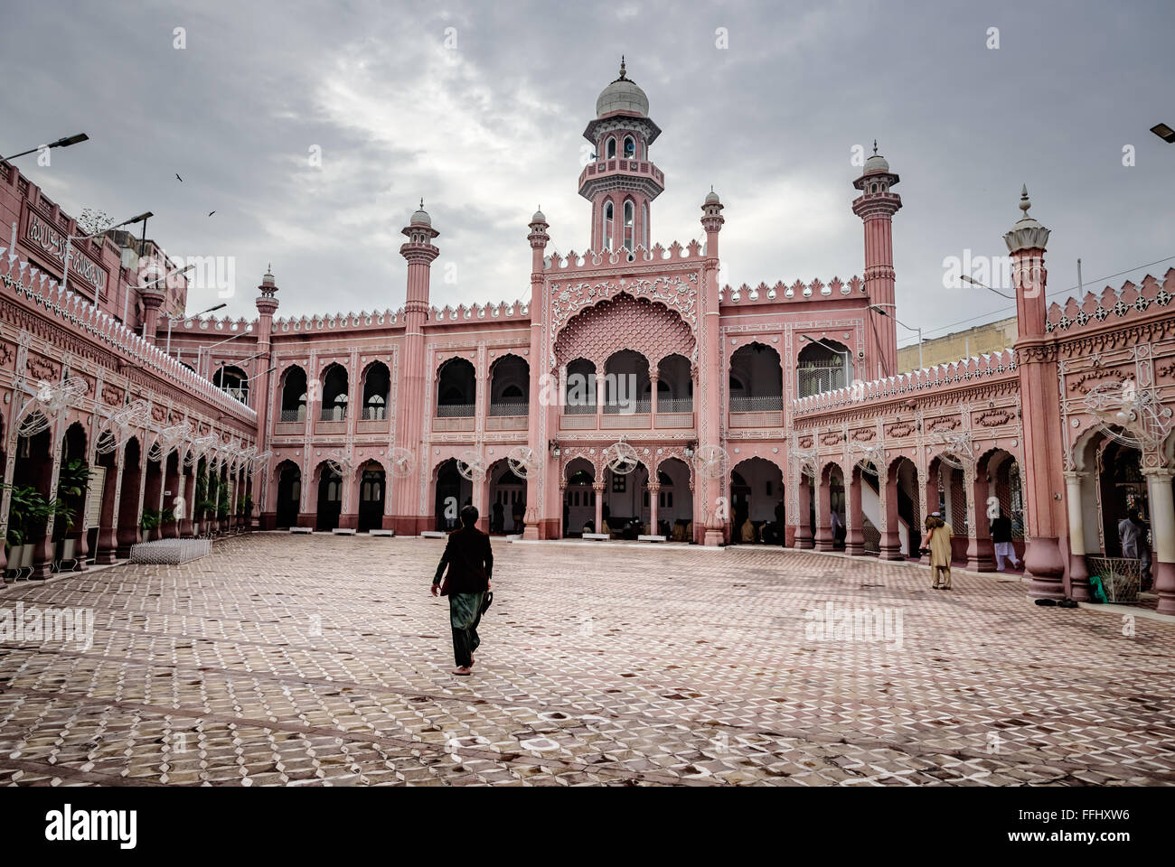 Cortile della moschea Sunehri nella storica città di Peshawar, Pakistan. Foto Stock