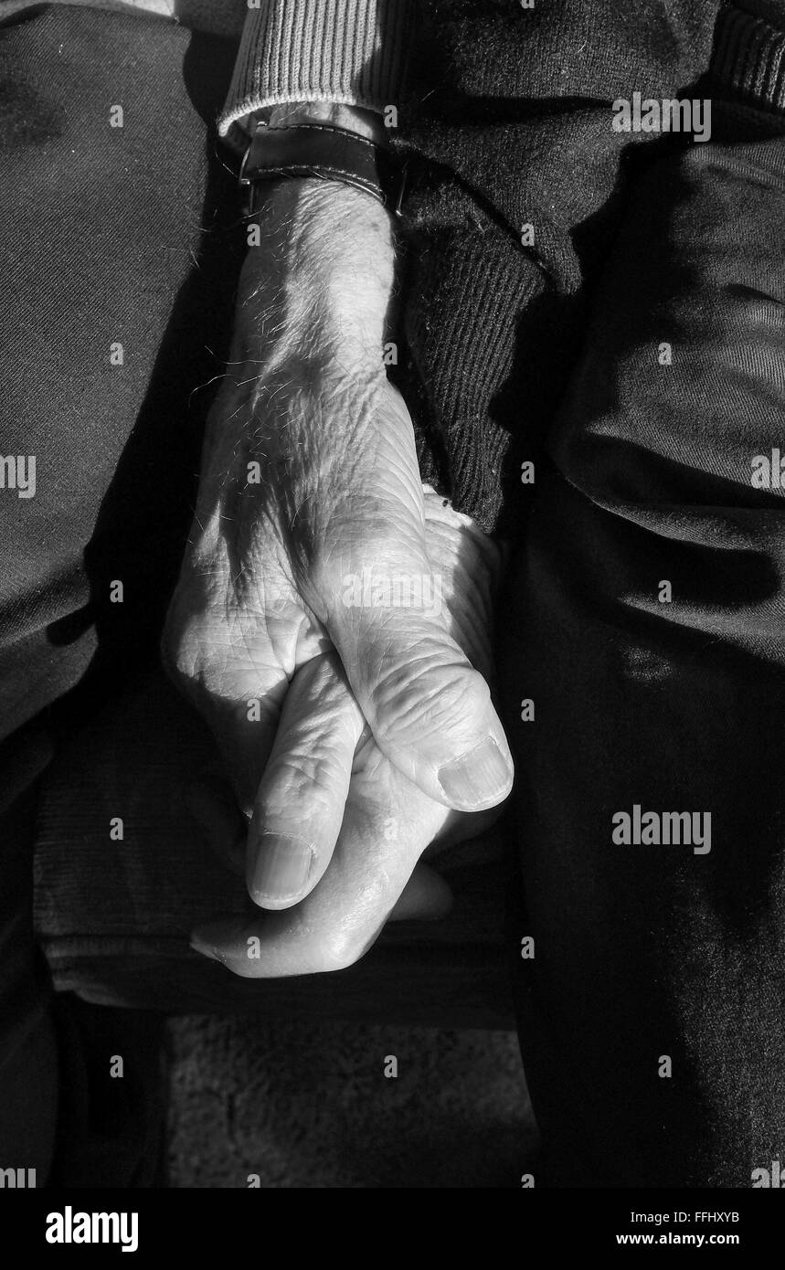 Coppia di anziani maschi e femmine tenendo le mani ancora in amore close up Foto Stock