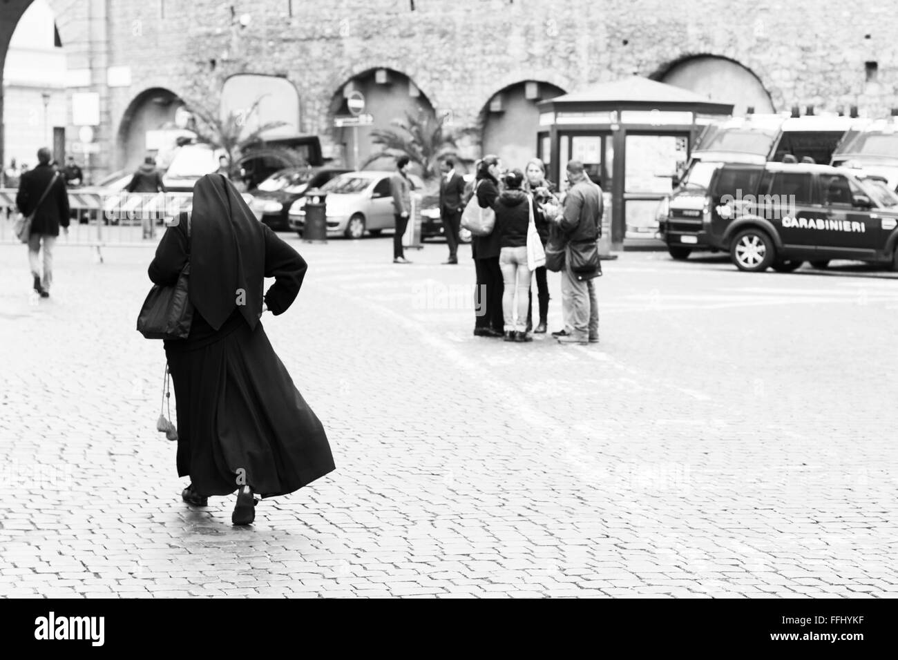 Vista posteriore di una suora a Città del Vaticano Foto Stock