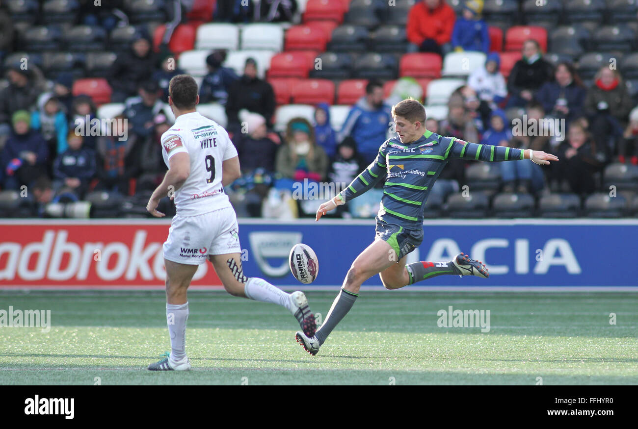 Selezionare Sicurezza Stadium, Widnes,UK 14 Feb 2016. Widnes Vikings v Leeds rinoceronti. Prima dell'utilità Super League Round 2 Liam Sutcliffe di Leeds rinoceronti calciare la palla verso il basso campo in generale svolgono. Credito: Stephen Gaunt/Touchlinepics.com/Alamy Live News Foto Stock