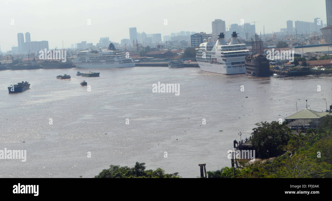 Il Viet Nam libera dal cinese circa 900annuncio, francese 1855-1955, e U SA fino a1975. Il Fiume Saigon come passa dal Rinascimento Foto Stock