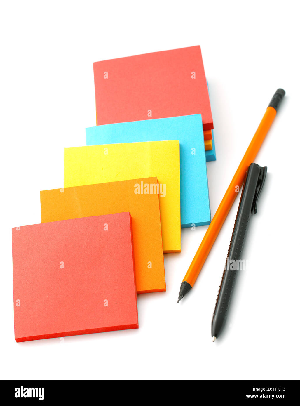 Adesivi e matite isolato su uno sfondo bianco Foto Stock