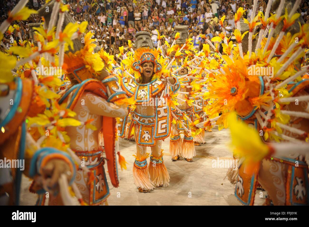 Samba in costume ballerini eseguono in Sambadrome durante la parata di campioni seguenti Carnevale di Rio Febbraio 13, 2016 a Rio de Janeiro in Brasile. La Parade celebra i vincitori del carnevale samba concorsi. Foto Stock