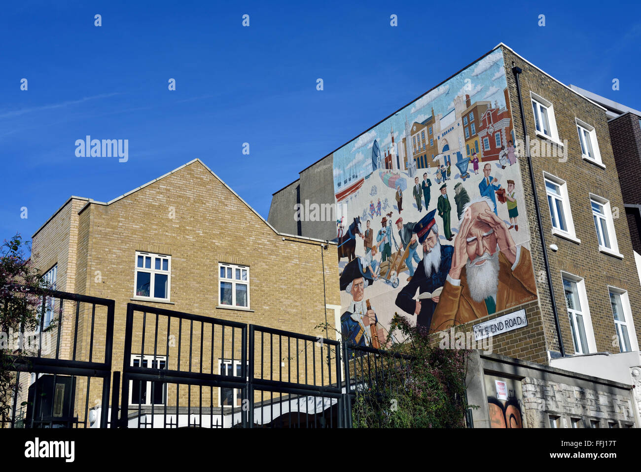 Gli edifici nel Miglio Terminano con un murale di Mychael Barratt, Mile End Road, London Borough of Tower Hamlets Inghilterra Gran Bretagna UK. Solo editoriale Foto Stock