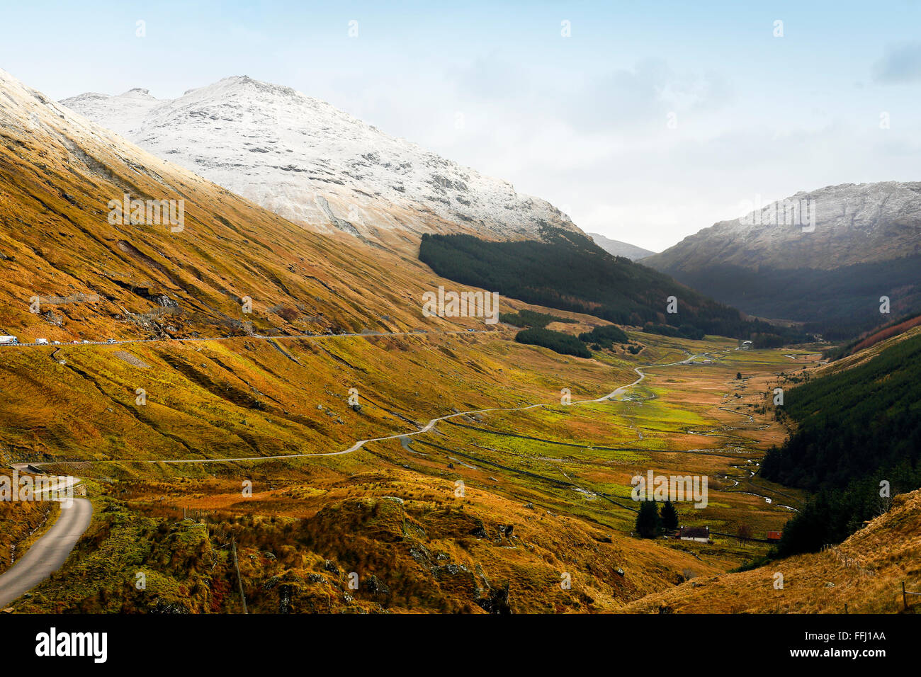 Il resto e essere grati, A83, strada principale attraverso Glen Croe tra le alpi Arrocher, mostrando la vecchia strada militare costruito da G Foto Stock