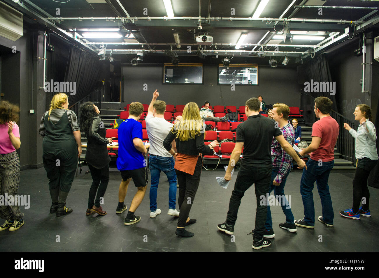 Un gruppo di giovani attori professionisti in una sala prove, ripassare un teatro musicale di prestazioni, REGNO UNITO Foto Stock