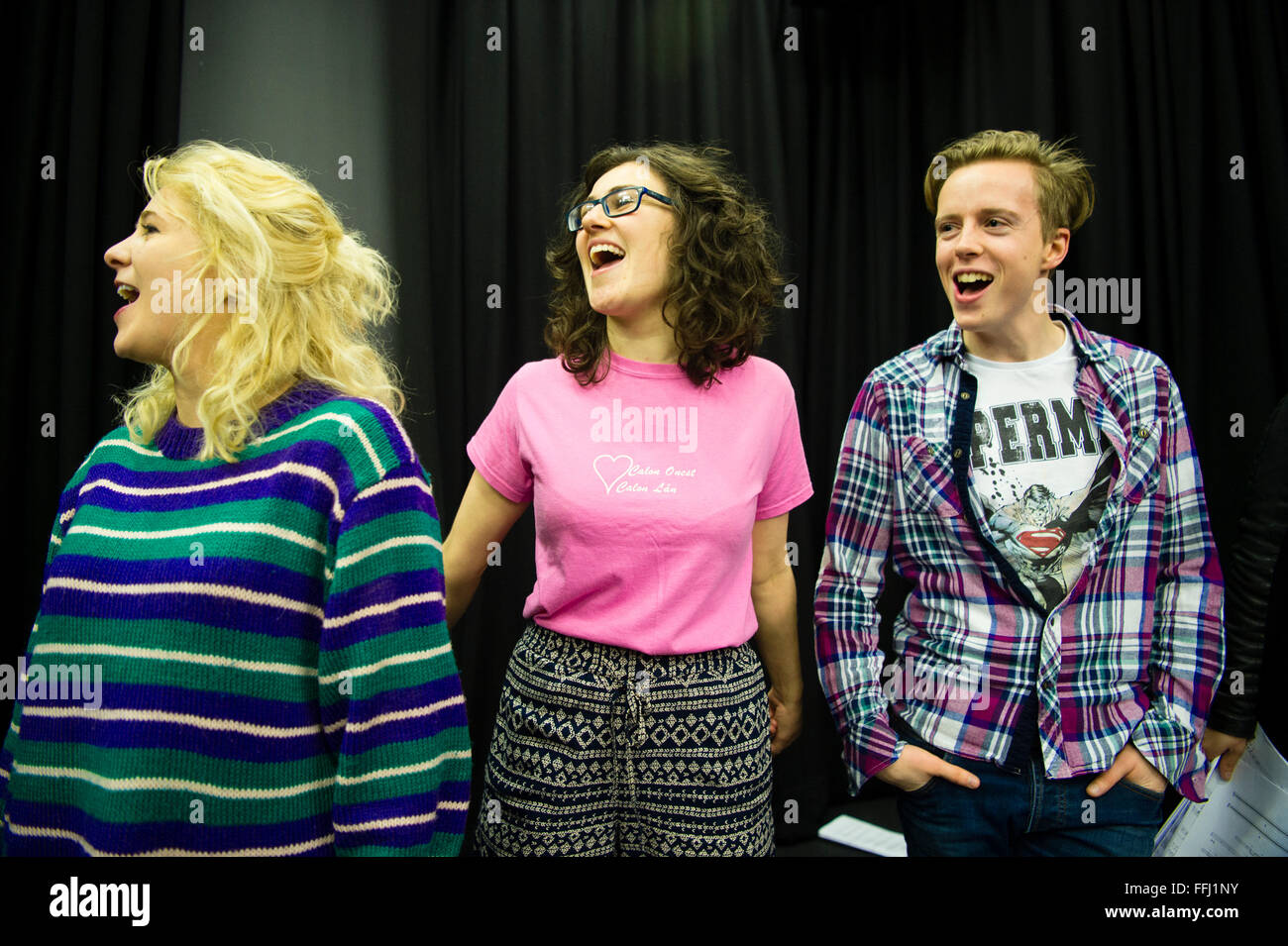 Un gruppo di tre giovani attori professionisti in una sala prove, ripassare un teatro musicale di prestazioni, REGNO UNITO Foto Stock