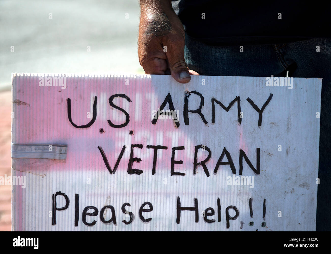 Raymond Anthony Capla, un esercito di senza tetto veterano, panhandles sulle strade nella zona centrale di San Gabriel Valley Settembre 28, 2015 a Los Angeles, California. Foto Stock