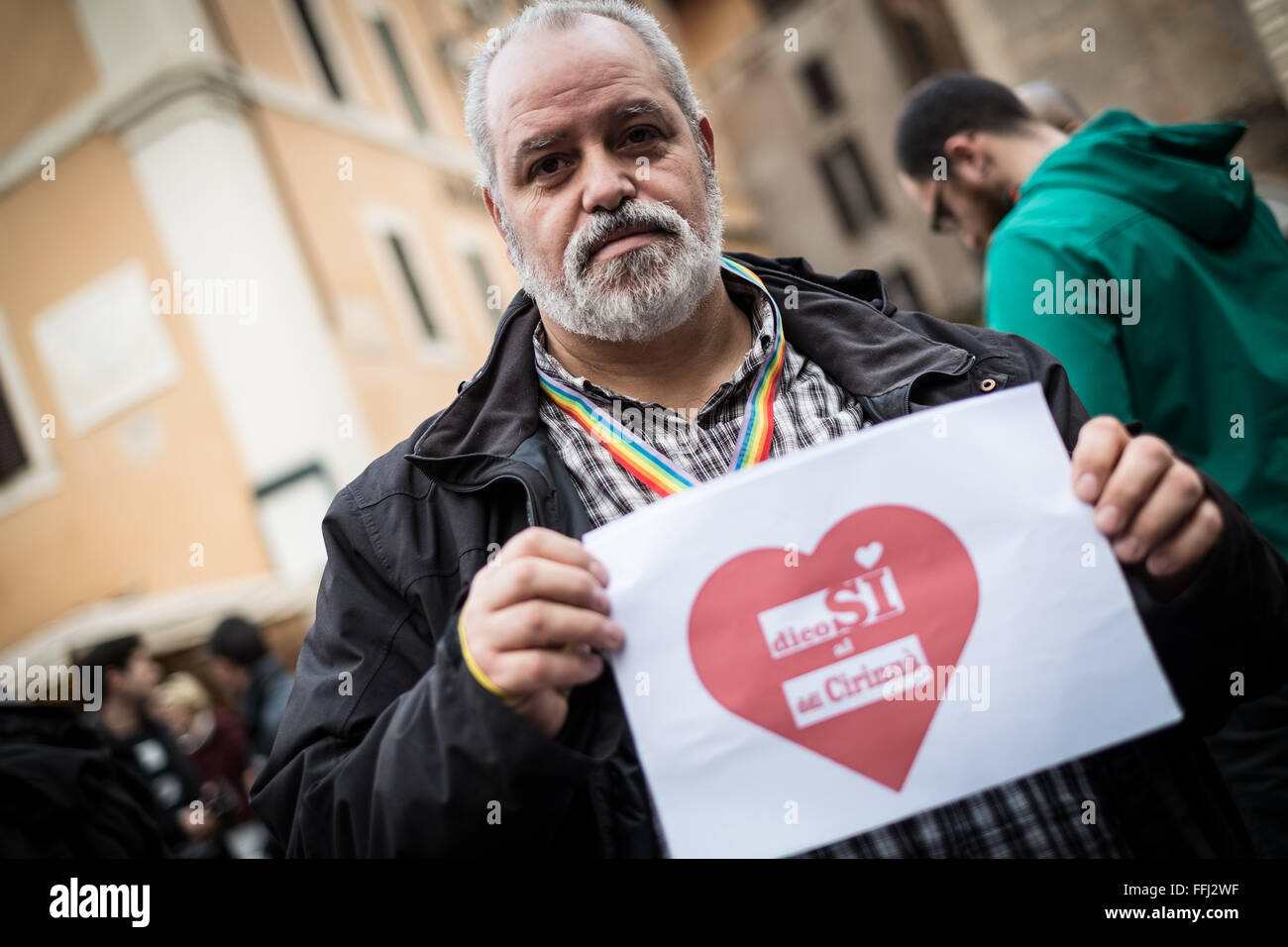 Roma, Italia. 14 Febbraio, 2016. Roma, il Pantheon gruppo kiss "l'amore non è mai sbagliato' Il Gay Center e altre associazioni LGBT organizzato per il giorno di San Valentino un bacio di gruppo al Pantheon. Come doni per i passanti cartoline con lo slogan #Svegliatitalia in favore della legge sulle unioni civili e "baci cioccolato" offerta libera associazione da Perugina. Molte coppie sono riuniti a baciare contro "la discriminazione. Credito: PACIFIC PRESS/Alamy Live News Foto Stock