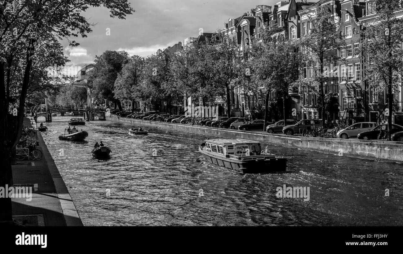 Barche e olandesi tradizionali case di Amsterdam Foto Stock