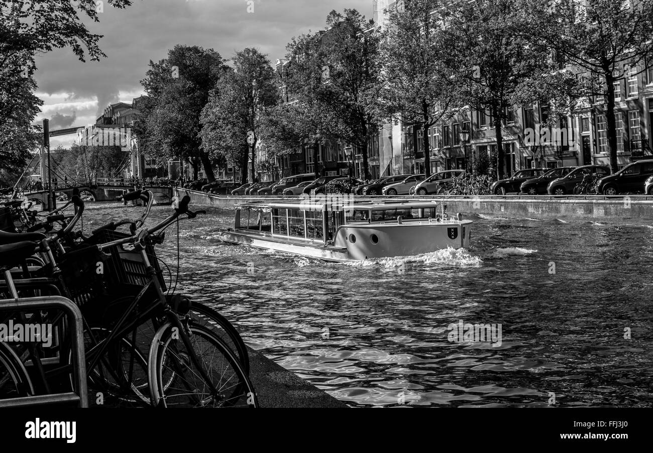 In barca sul canale di Amsterdam. Visualizzazione Bianco e nero sulla barca di crociera a Nieuwe Herengracht Canal in Amsterdam. Foto Stock