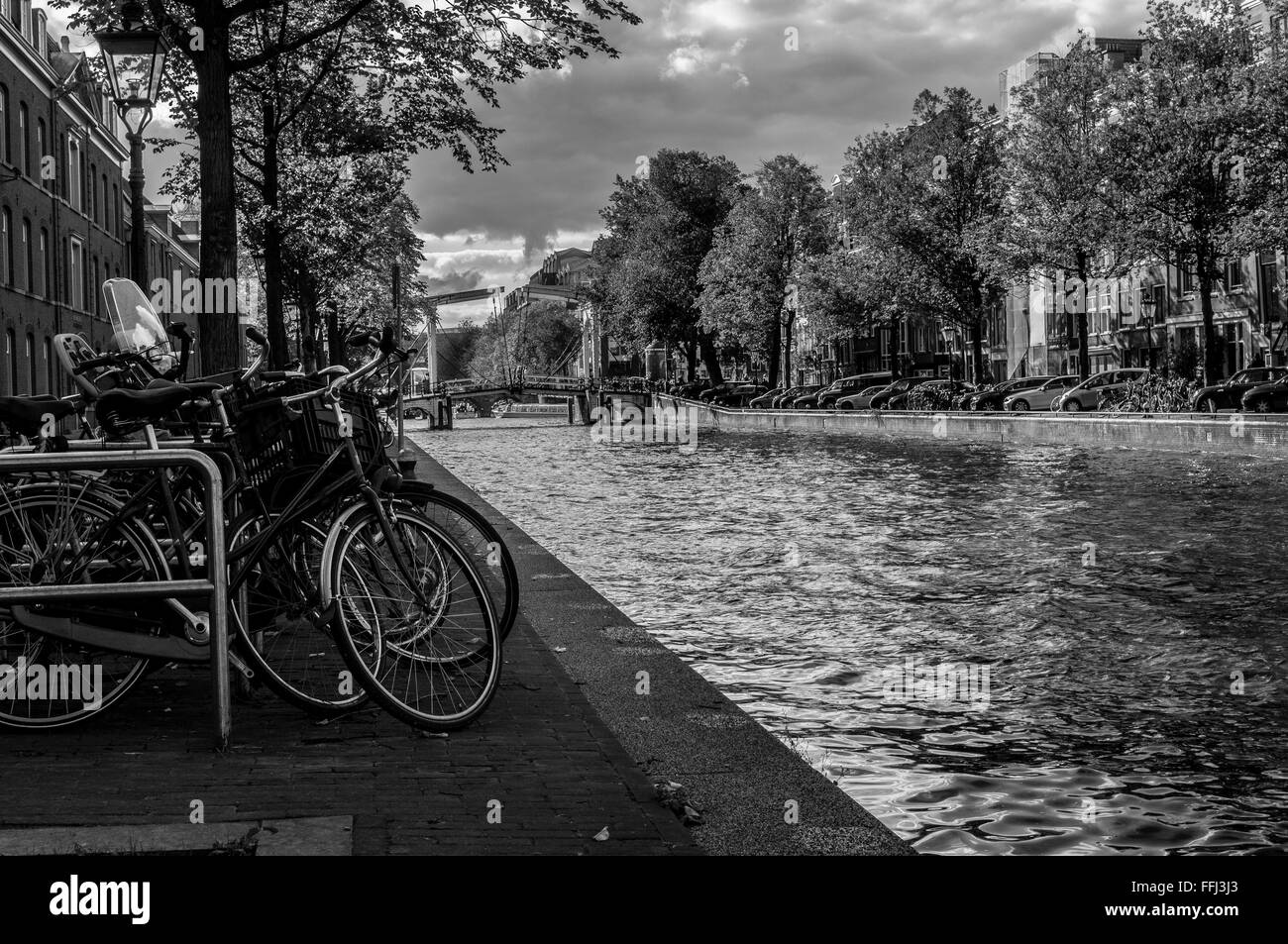 Amsterdam Città Vecchia e vista sul canale. In bianco e nero vista sul Canal Grande e la città vecchia a Nieuwe Herengracht Canal in Amsterdam. Foto Stock