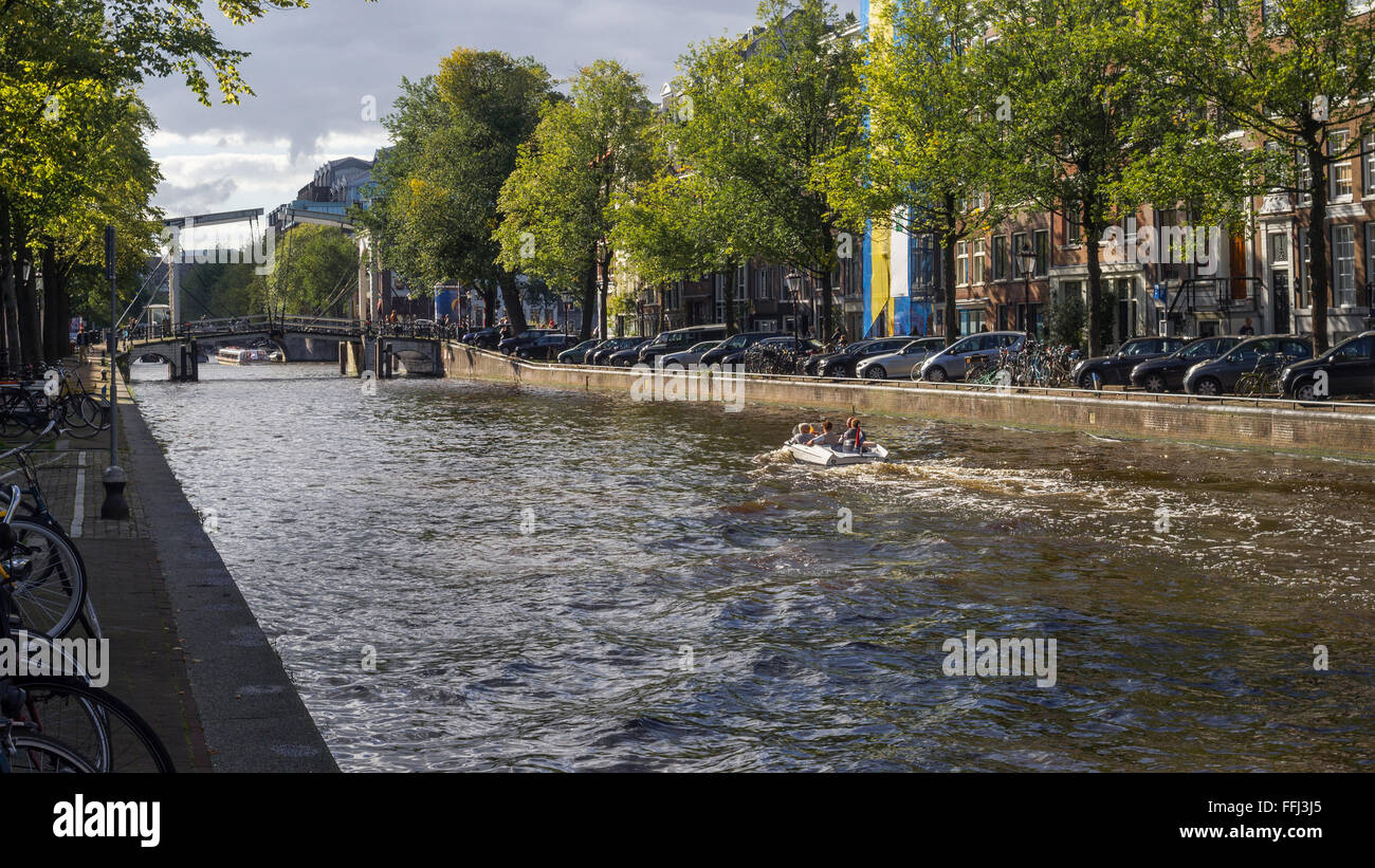 Canal e la vita della città di Amsterdam. Vista sulla barca, Bridge e architettura tradizionale a Nieuwe Herengracht Canal in Amsterdam. Foto Stock