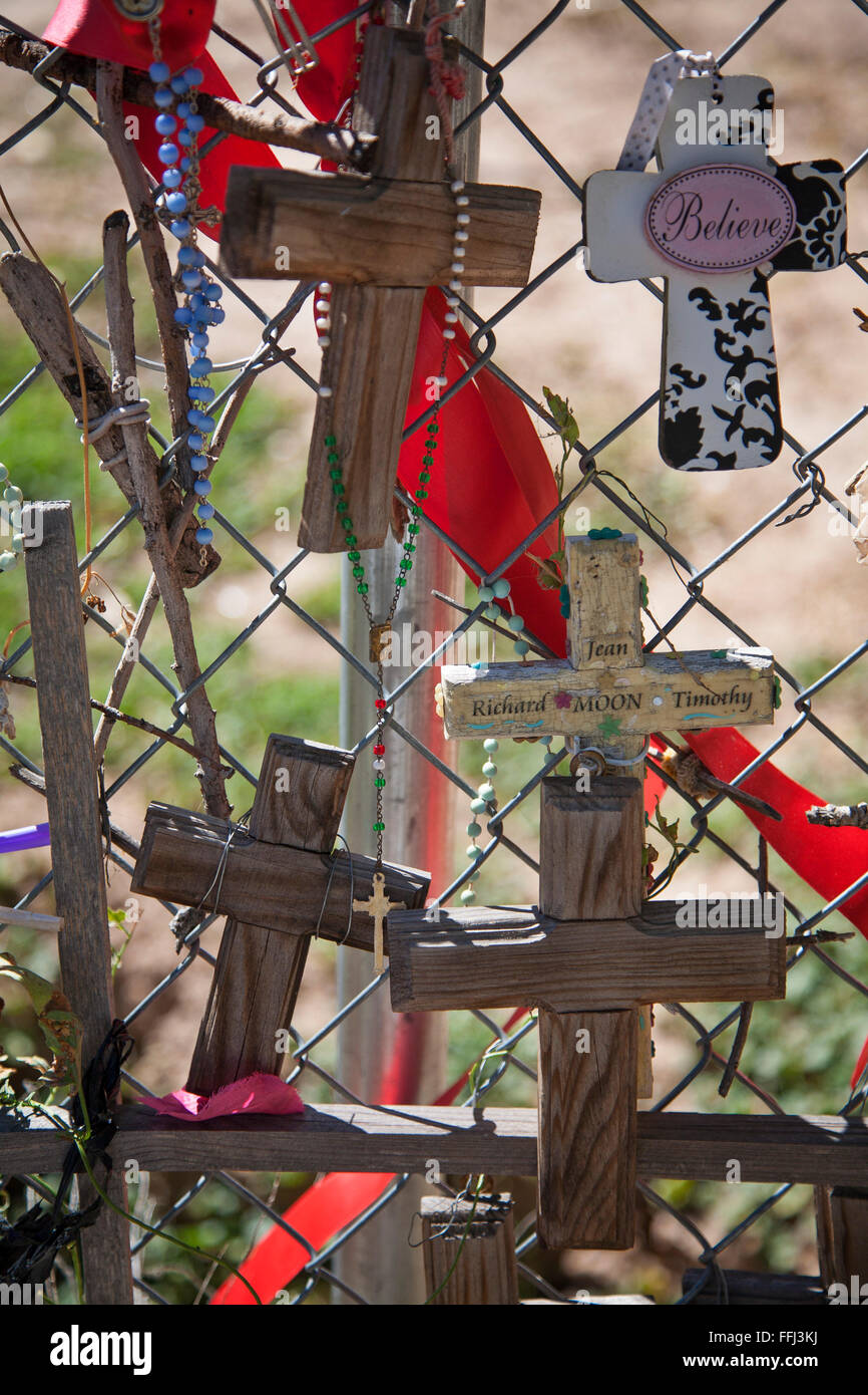 Memorial attraversa la grazia di una recinzione al Sactuario De Chimayo. Nuovo Messico. Foto Stock