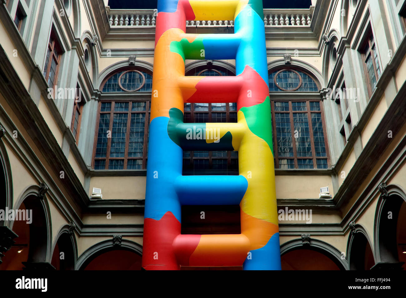 Installazione di una scala gonfiabile colorata nel cortile interno del Palazzo Strozzi, edificio in stile rinascimentale. Firenze, Italia, Europa Foto Stock