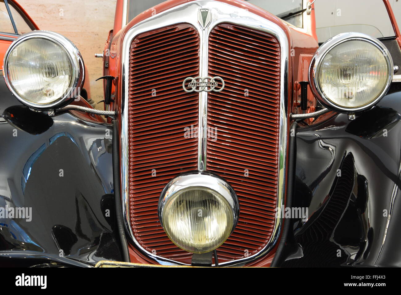 Chiudere fino alla griglia di una degli anni trenta era Audi al Trabi Museum di Berlino in Germania. Foto Stock