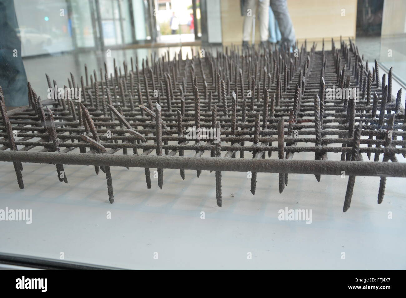 Un tappetino spiked posta alla base della parete per dissuadere i tedeschi orientali dal tentare di saltare su e la fuga in mostra presso il Centro di documentazione. Foto Stock