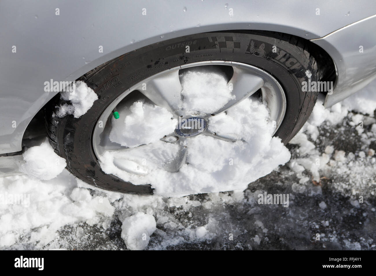Vetture a ruote coperte di neve - Virginia STATI UNITI D'AMERICA Foto Stock