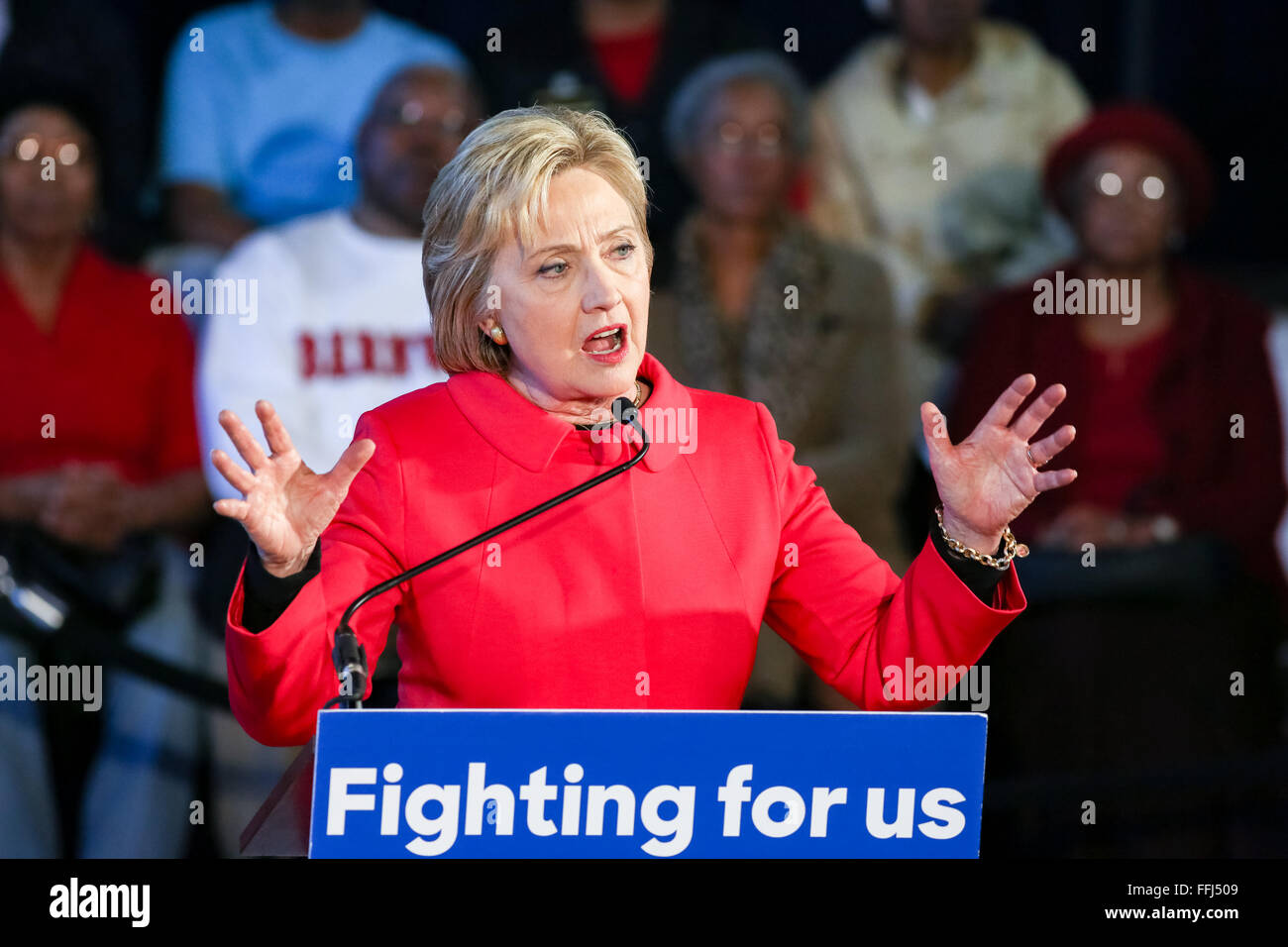 Candidato presidenziale democratico Hillary Rodham Clinton durante un "corridoio di opportunità' Town Hall incontro a Denmark-Olar Scuola Elementare Febbraio 12, 2016 in Danimarca, South Carolina, Stati Uniti d'America. L'evento in evidenza le disparità rivolta verso il povero nero famiglie e poveri delle aree rurali in Carolina del Sud. Foto Stock