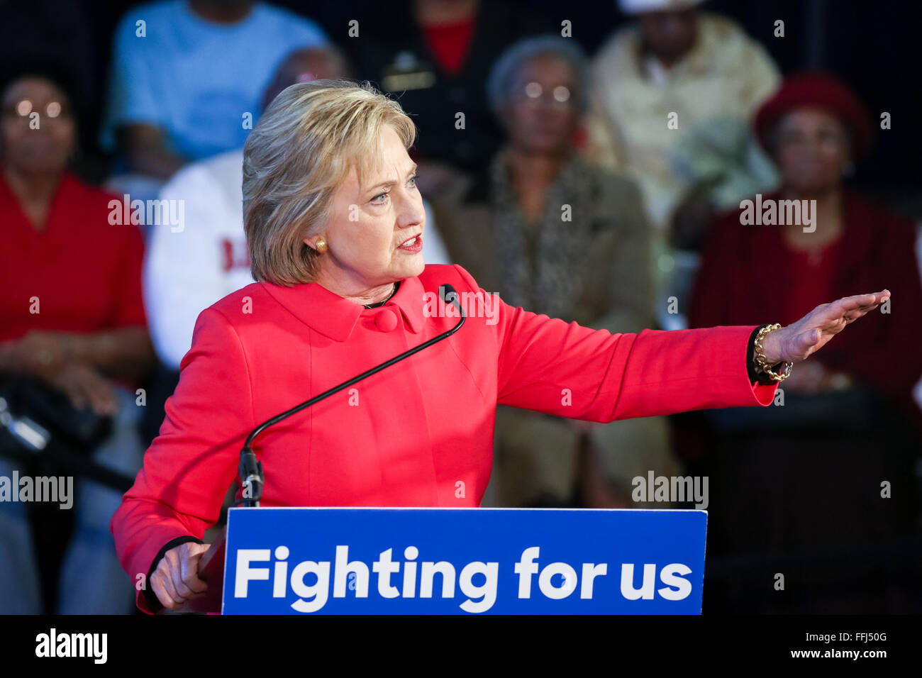 Candidato presidenziale democratico Hillary Rodham Clinton durante un "corridoio di opportunità' Town Hall incontro a Denmark-Olar Scuola Elementare Febbraio 12, 2016 in Danimarca, South Carolina, Stati Uniti d'America. L'evento in evidenza le disparità rivolta verso il povero nero famiglie e poveri delle aree rurali in Carolina del Sud. Foto Stock