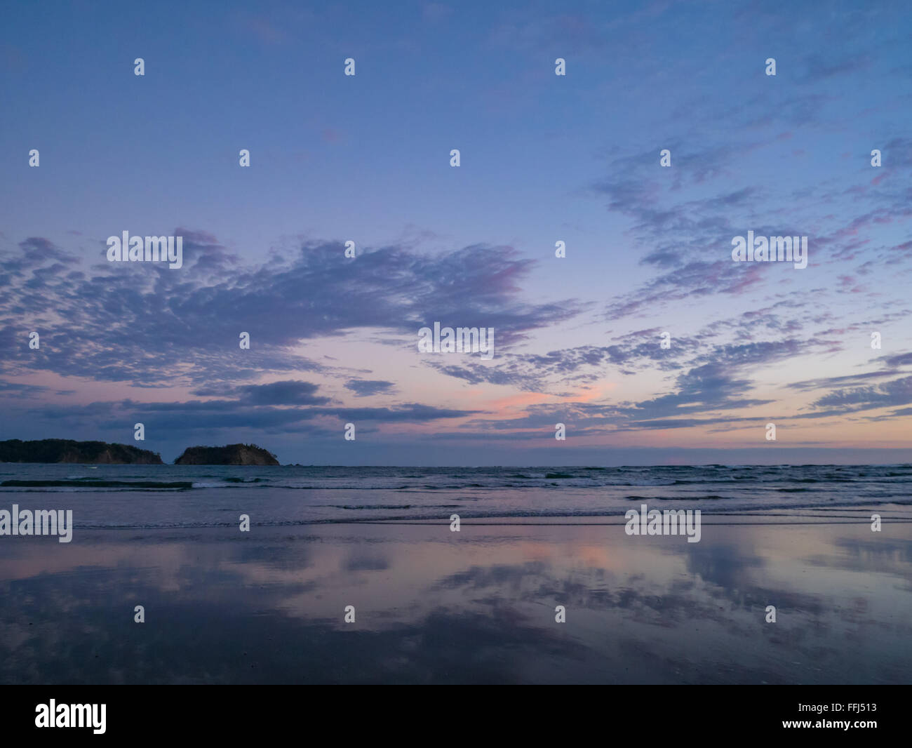 Bel tramonto nella spiaggia di Samara, Costa Rica Foto Stock