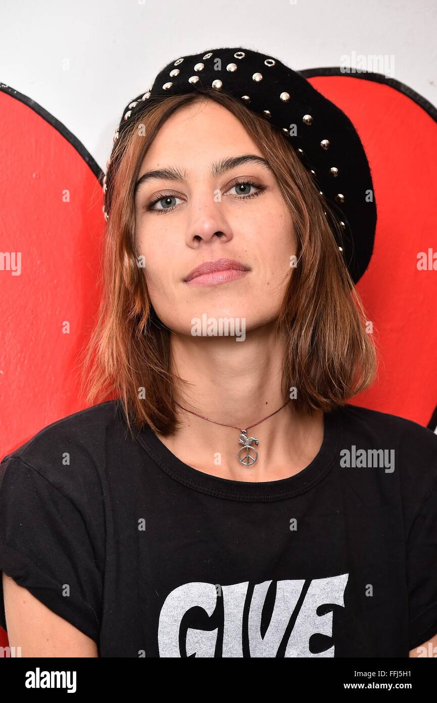 New York, NY, STATI UNITI D'AMERICA. Xiv Feb, 2016. Alexa Chung di presenze per il Tennessee Thomas Collection lancio, il Deep End Club, New York, NY Febbraio 14, 2016. Credito: Steven Ferdman/Everett raccolta/Alamy Live News Foto Stock