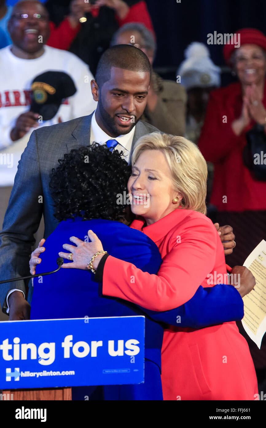 Candidato presidenziale democratico Hillary Rodham Clinton abbraccia Bamberg County scuole Soprintendente Thelma forestiero durante un "corridoio di opportunità' Town Hall incontro a Denmark-Olar Scuola Elementare Febbraio 12, 2016 in Danimarca, South Carolina, Stati Uniti d'America. L'evento in evidenza le disparità rivolta verso il povero nero famiglie e poveri delle aree rurali in Carolina del Sud. Foto Stock