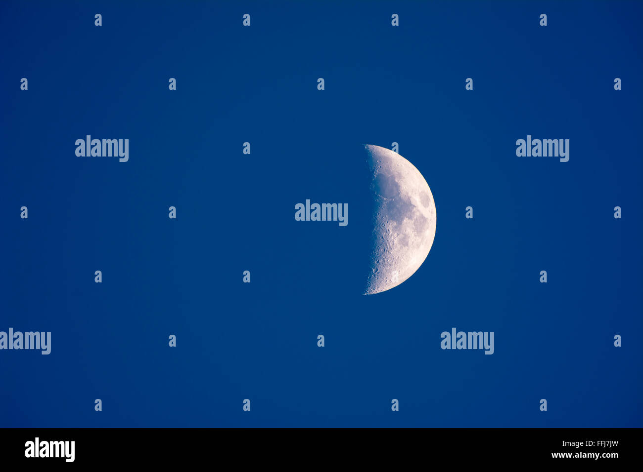 La luna shot appena prima del buio mostra una parziale pianeta blu e atmosfera. Foto Stock