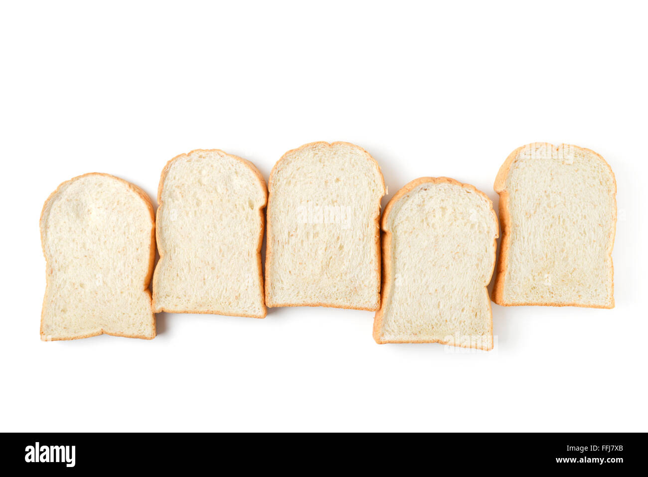 Fila di fette di pane su sfondo bianco Foto Stock