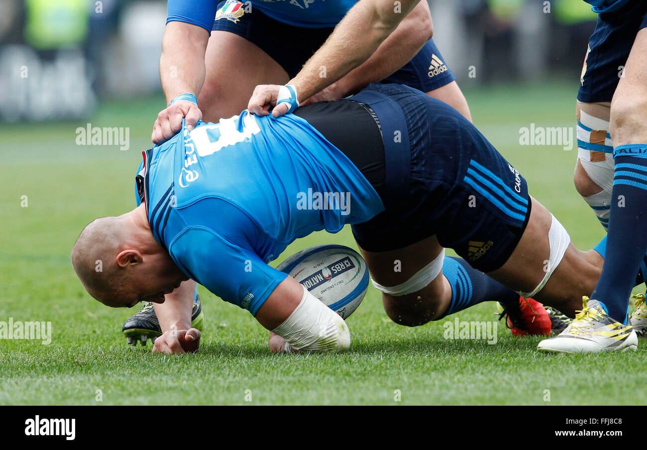 Roma, Italia. Xiv Feb, 2016. Italia Sergio Parisse in azione durante il Sei Nazioni di Rugby Union international match tra Italia e Inghilterra . Dove Inghilterra batte Italia a 40-9 punteggio ottenuto nello stadio Olimpico di Roma Credito: Riccardo De Luca/Pacific Press/Alamy Live News Foto Stock