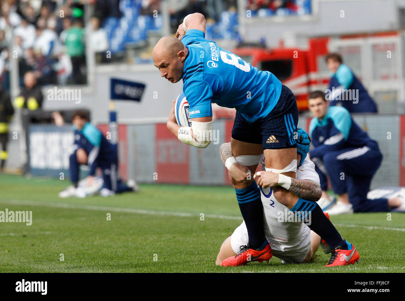 Roma, Italia. Xiv Feb, 2016. Italia Sergio Parisse in azione durante il Sei Nazioni di Rugby Union international match tra Italia e Inghilterra . Dove Inghilterra batte Italia a 40-9 punteggio ottenuto nello stadio Olimpico di Roma Credito: Riccardo De Luca/Pacific Press/Alamy Live News Foto Stock