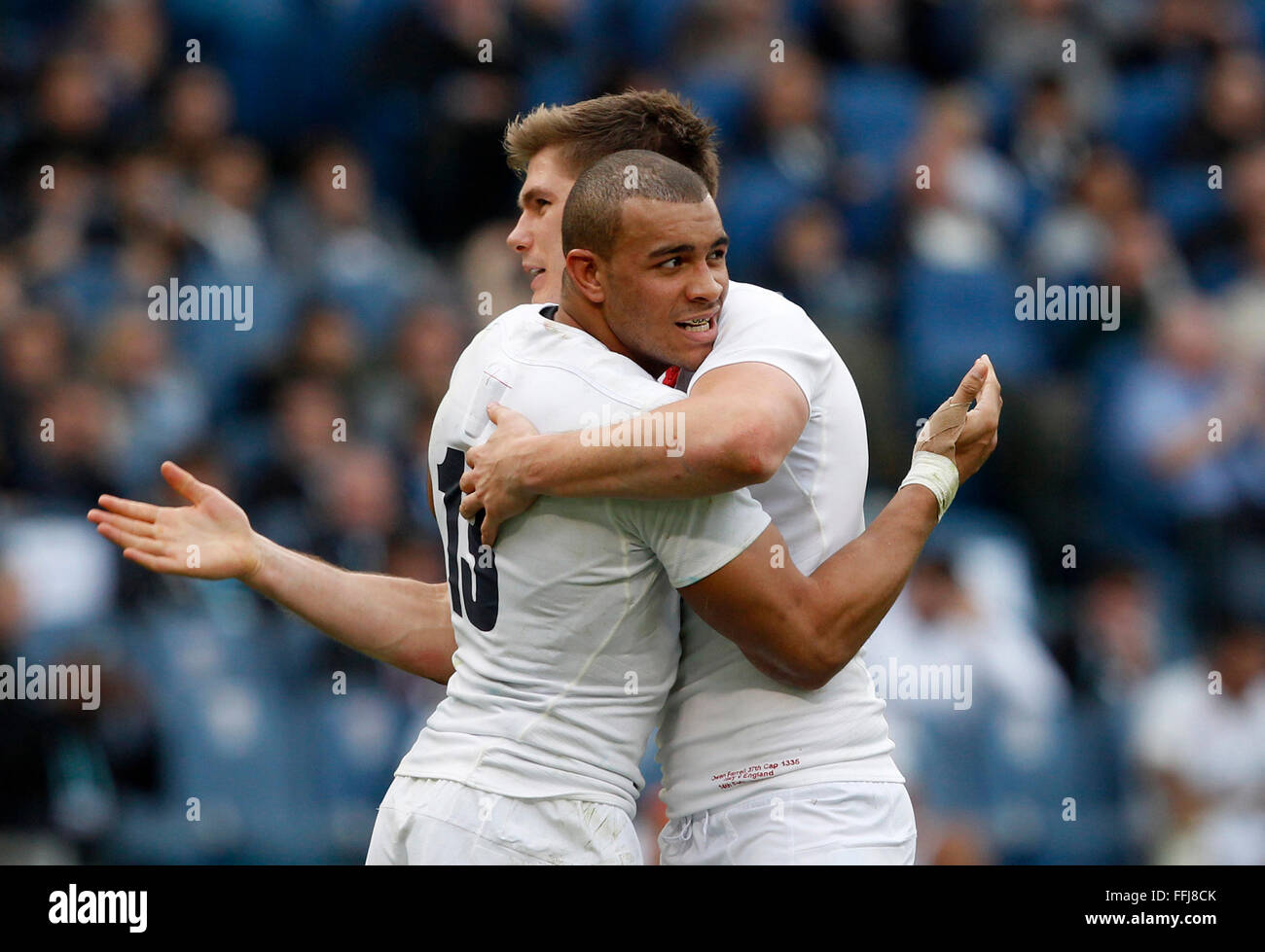 Roma, Italia. Xiv Feb, 2016. L'Inghilterra del Jonathan Joseph, sinistra, celebra con il suo compagno di squadra George Ford dopo segnando un provare durante il Sei Nazioni di Rugby Union international match tra Italia e Inghilterra . Dove Inghilterra batte Italia a 40-9 punteggio ottenuto nello stadio Olimpico di Roma Credito: Riccardo De Luca/Pacific Press/Alamy Live News Foto Stock