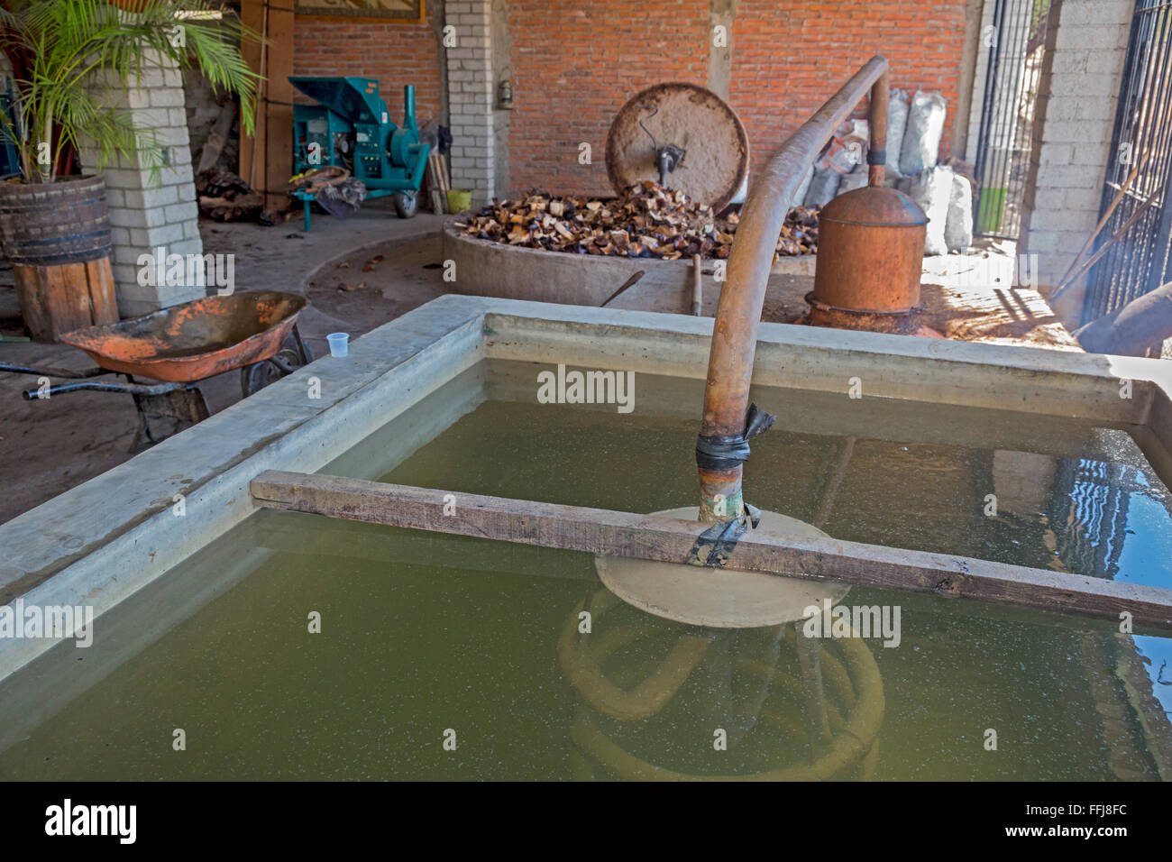 Santiago Matatlán, Oaxaca, Messico - un rame ancora a mezcal distilleria. Foto Stock