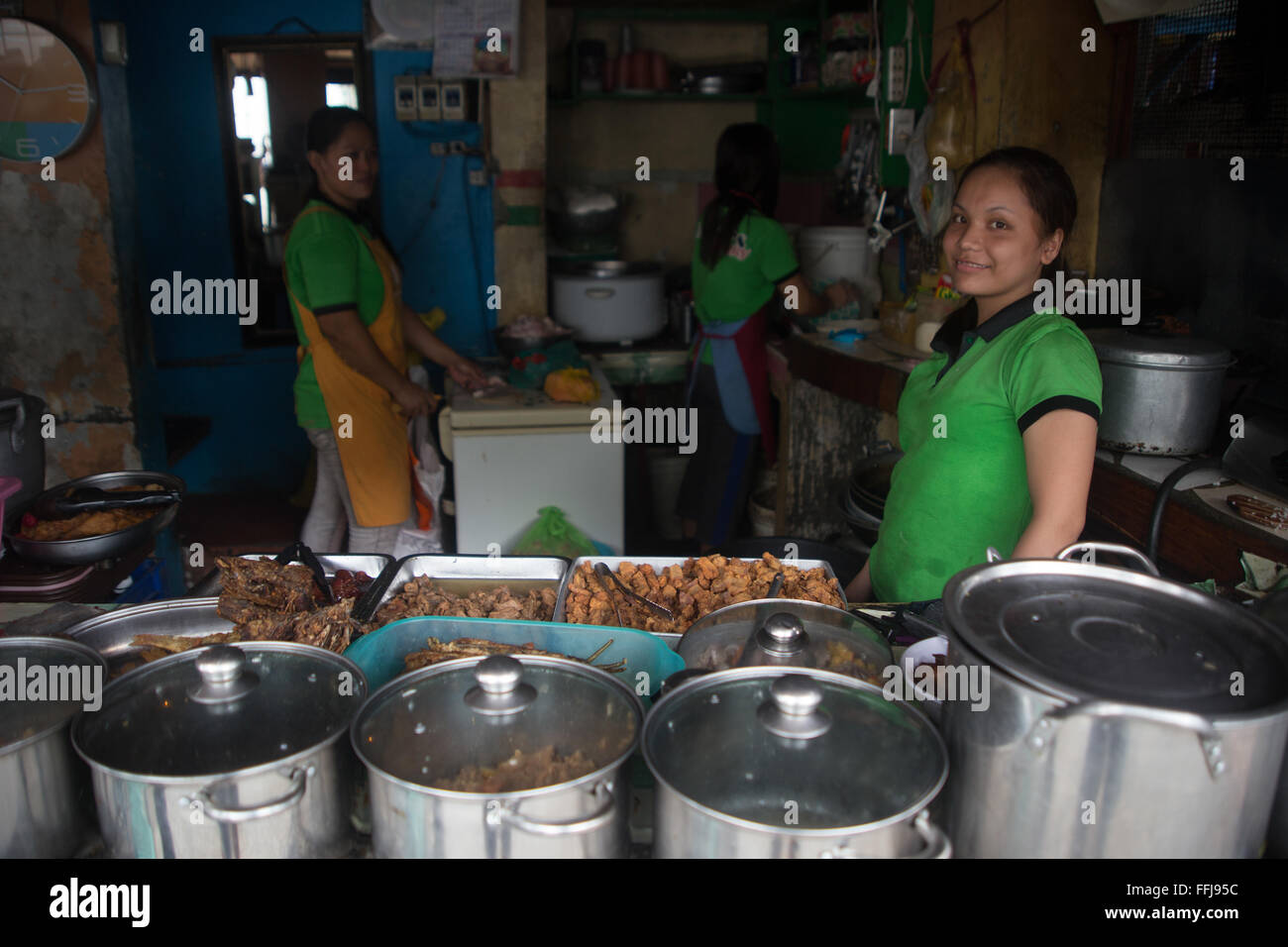 Localmente noto come Carinderia,Philippine bancarelle offrono un buffet scelta di diverse prelibatezze. Foto Stock