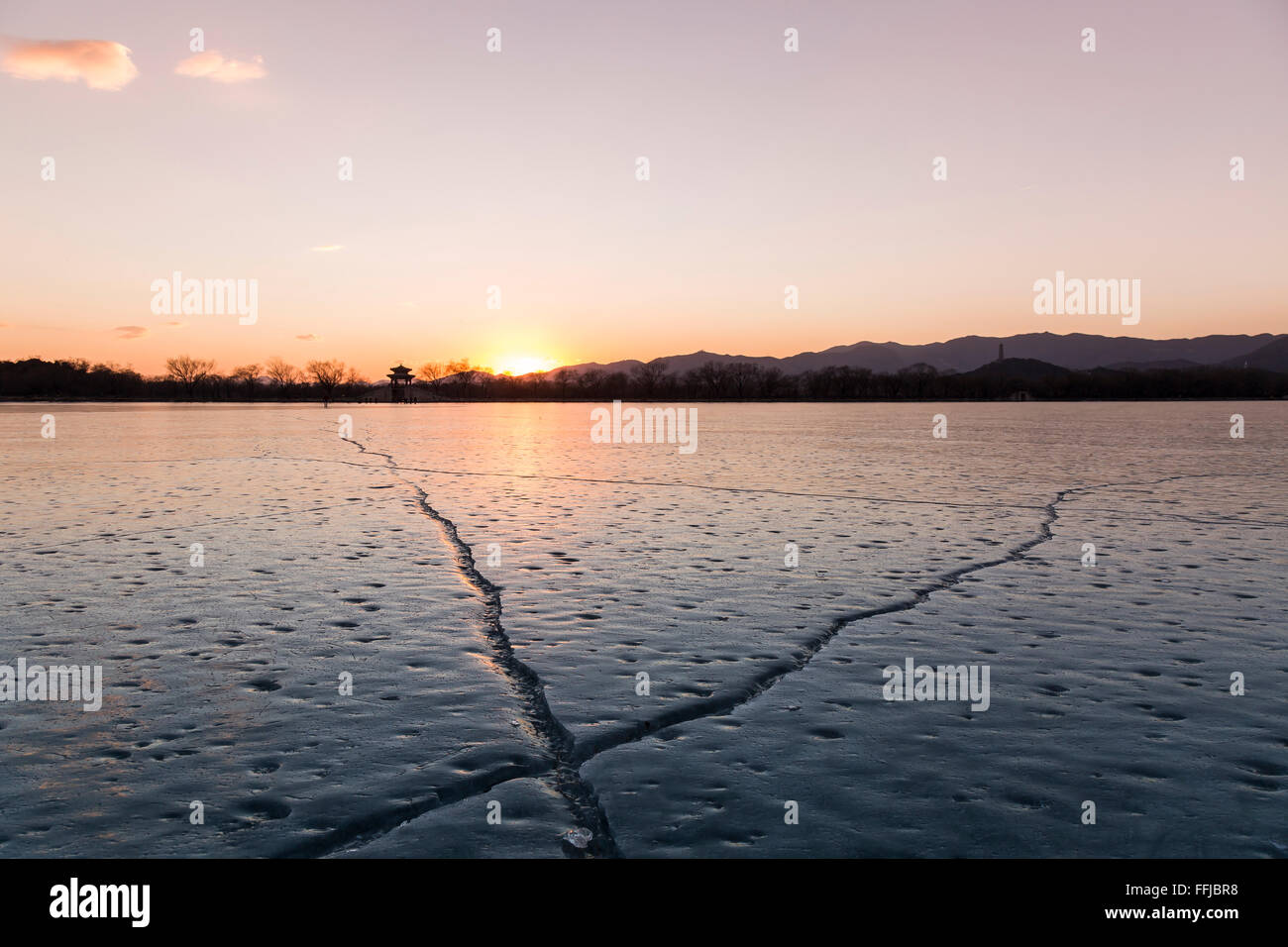 Crepe sul ghiaccio al Lago Kunming - Summer Palace, Pechino, Cina. Foto Stock