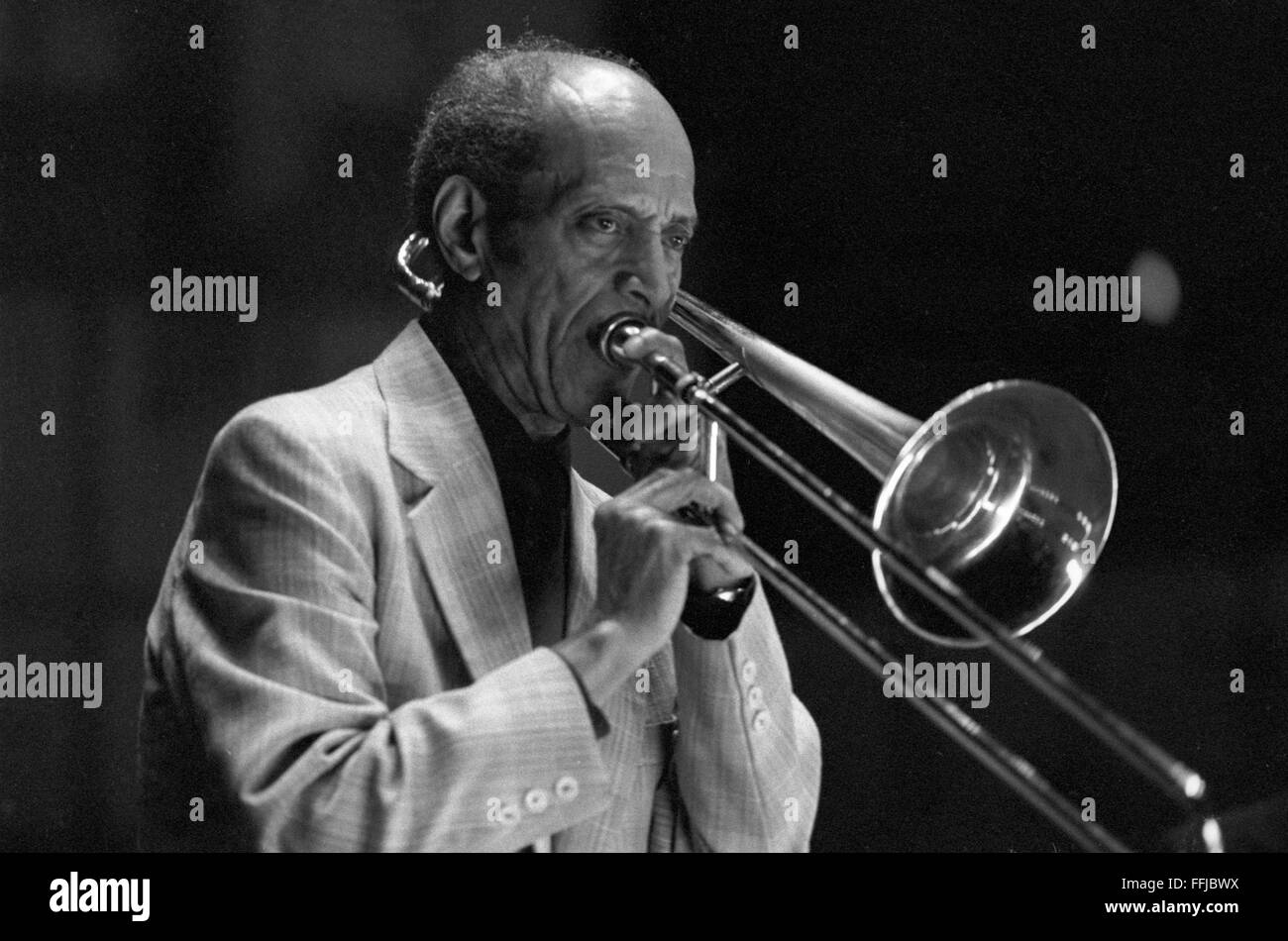Vic Dickenson, eseguendo lungo con Doc Cheatham (non mostrato in questa foto). Questo concerto ha avuto luogo presso la "Grande Auditorium" in Ocean Grove, forse come parte del Jersey Shore tutti Americani Concerto Jazz serie. La data è sconosciuto, ma è probabile che tra il 1982 e il 1985. Foto Stock