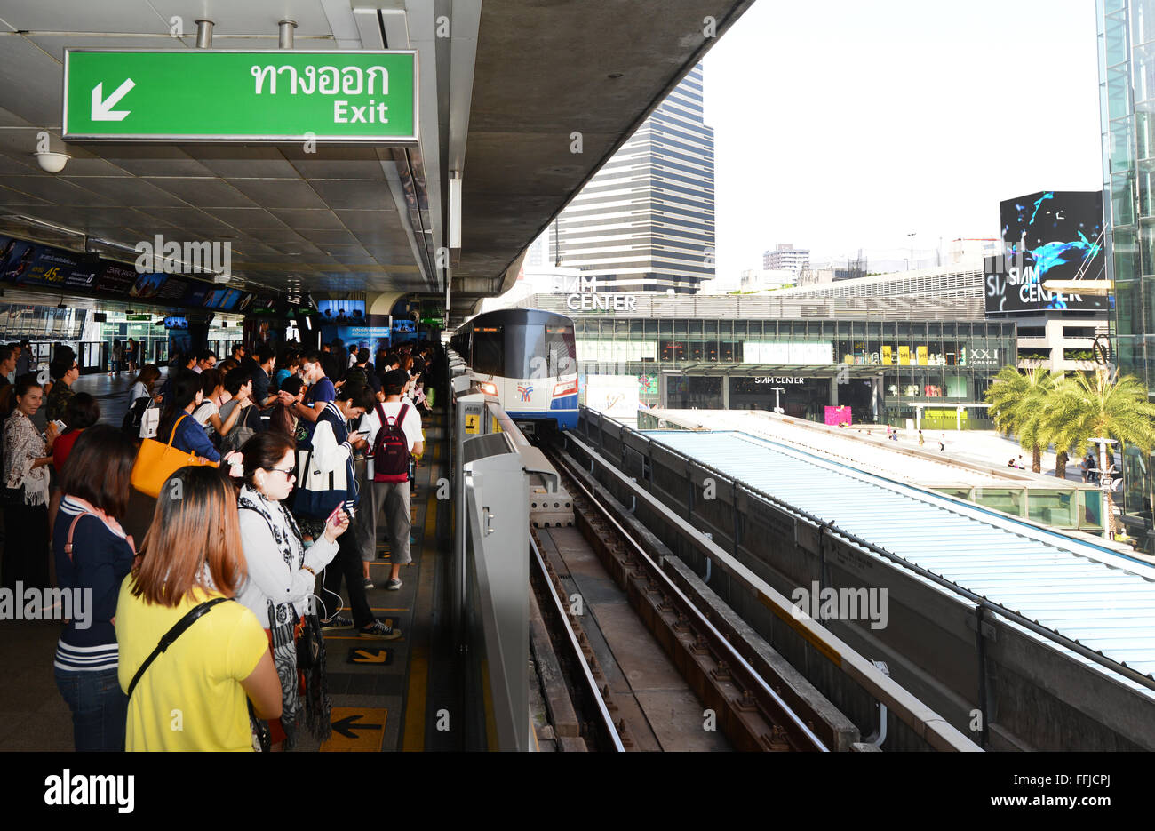 I passeggeri in attesa per il bts skytrain at Siam sq. stazione in Bangkok. Foto Stock