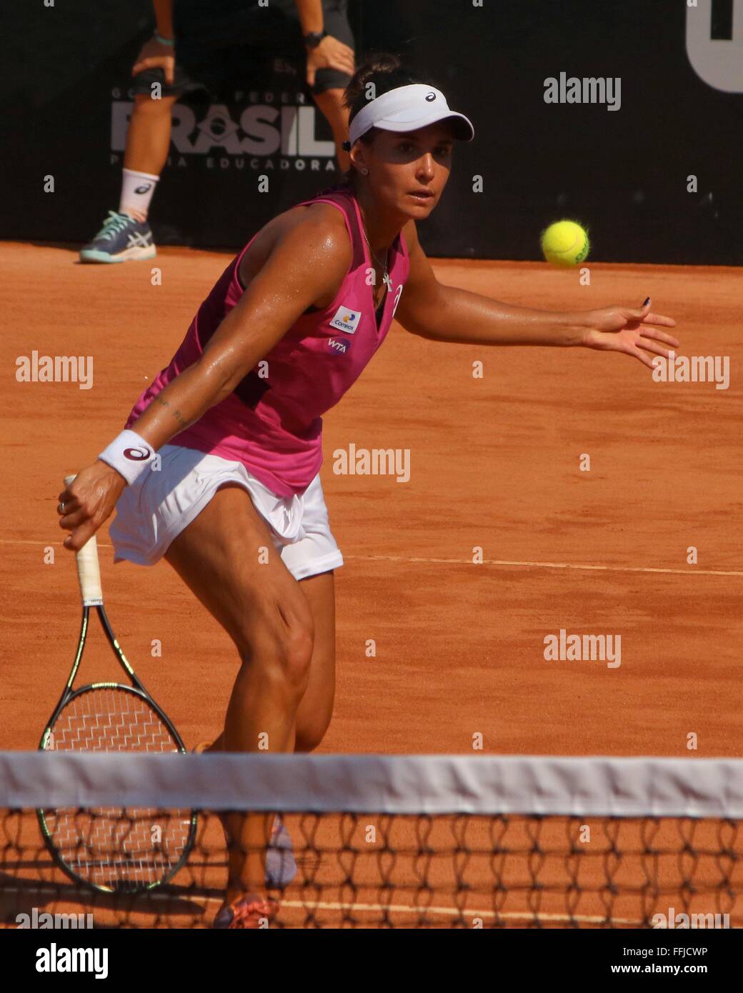 Rio de Janeiro, Brasile, 14 febbraio 2016. Paula Cristina Gonçalves (BRA) durante il match ha battuto Alize Lim (FRA) nella fase di qualificazione il singolare femminile del torneo del Rio Open 2016 WTA Tour, svoltasi su campi in terra battuta a Jockey Club brasileiro. Credito: Maria Adelaide Silva/Alamy Live News Foto Stock