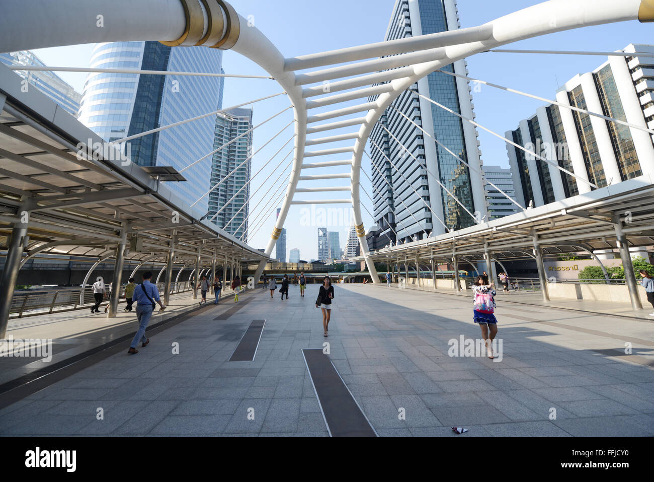 Un moderno ponte pedonale attraversando Sathorn Rd. vicino a Chong Nonsi stazione BTS a Bangkok. Foto Stock