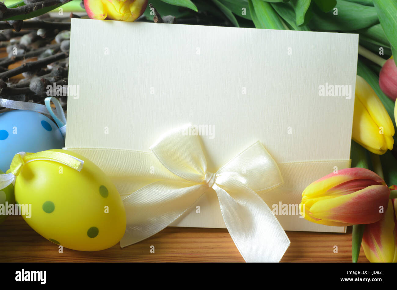 Composizione di pasqua con la scheda vuota Foto Stock