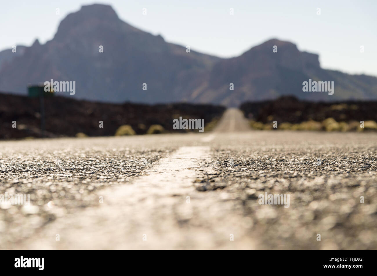 Vuoto strada nel deserto con le montagne sullo sfondo, la profondità di campo Foto Stock