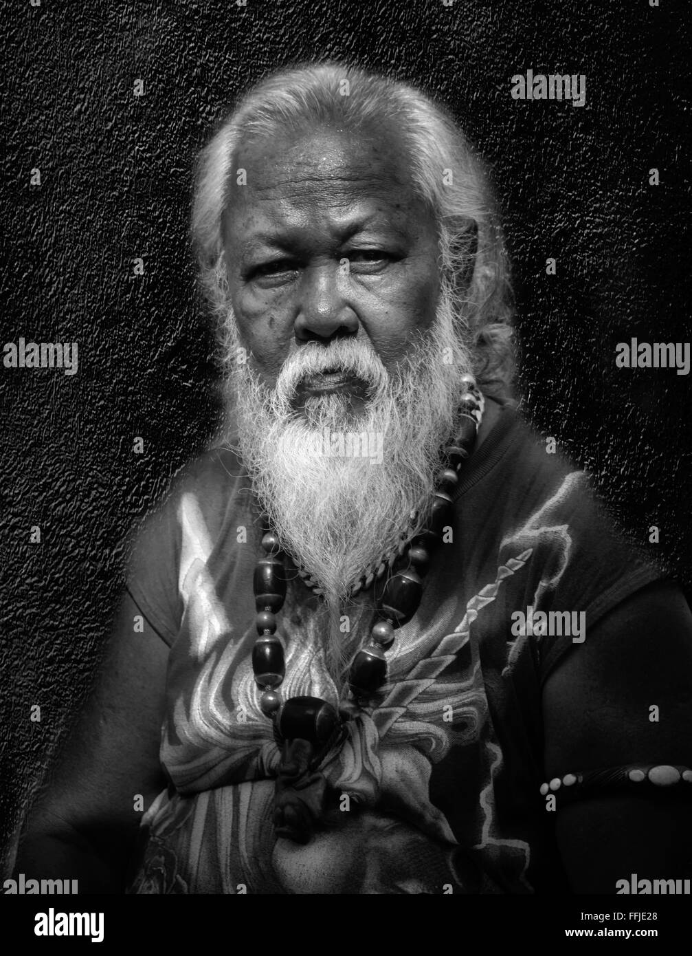 Ritratto in bianco e nero. Uomo anziano. Tailandia, Sud-est asiatico. Fotografia in bianco e nero Foto Stock