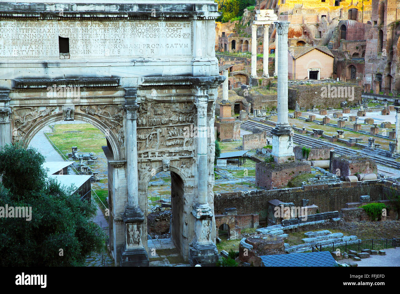 L'Arco di Settimio Severo e il Foro Romano a Roma. Foto Stock